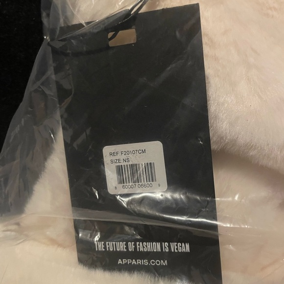 NWT Apparis Bambi Vegan Cozy White‎ Faux Fur Scarf - Picture 5 of 5